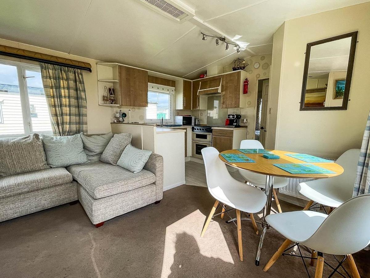 Caravan With Decking At Martello Beach Nearby Clacton-On-Sea Ref 29017Kv Hotel Exterior foto