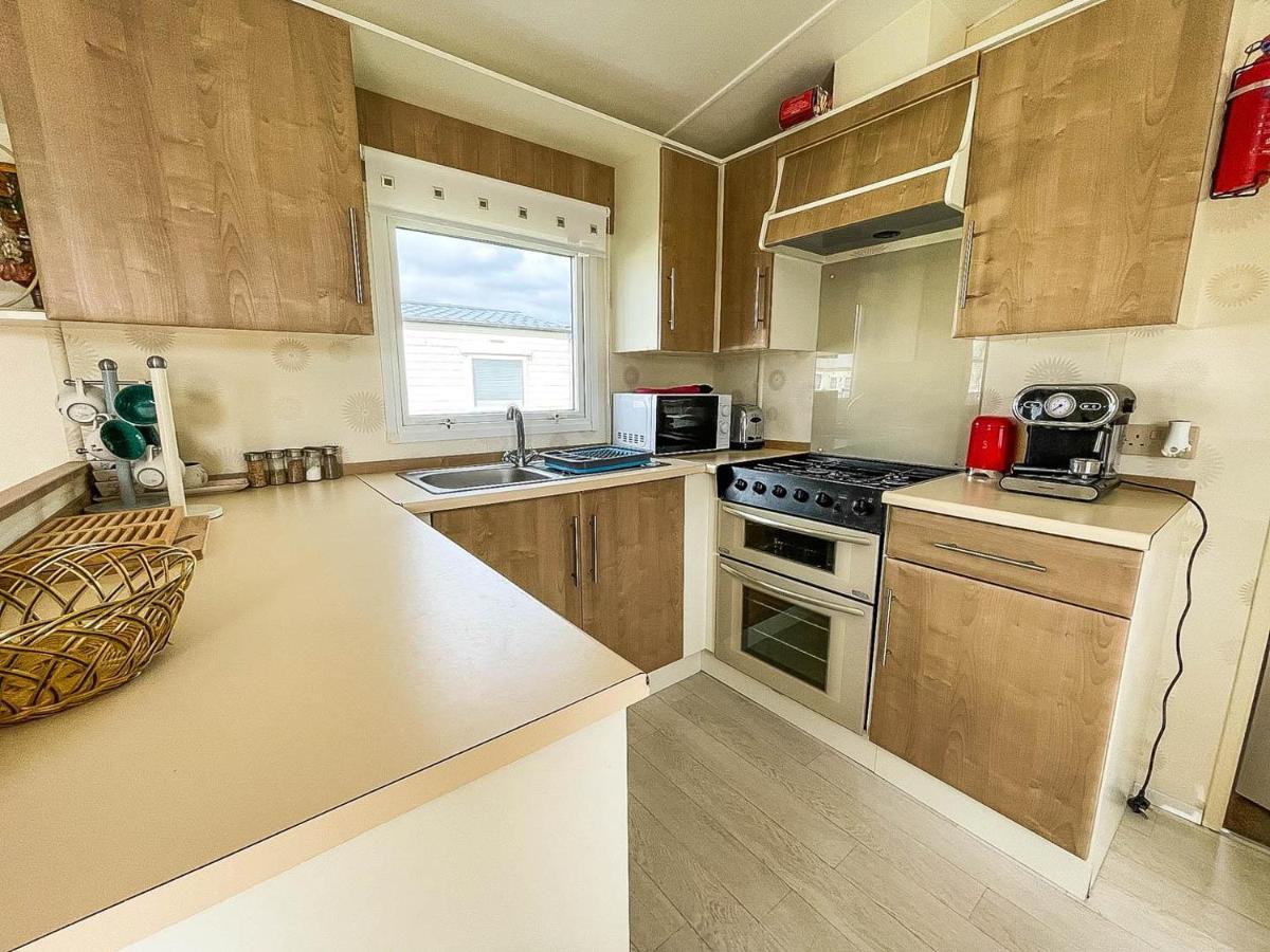 Caravan With Decking At Martello Beach Nearby Clacton-On-Sea Ref 29017Kv Hotel Exterior foto